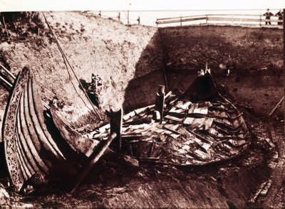 Scavo della nave vichinga di Oseberg del IX secolo scoperta in Norvegia, 1904 da Norwegian Photographer